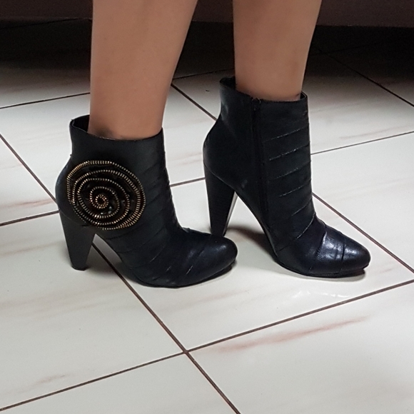 5/$25 | NIB Flower ankle booties - Picture 3 of 7